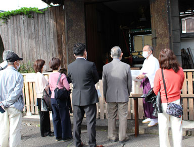 漆塗螺鈿装輦形神輿特別公開の様子
