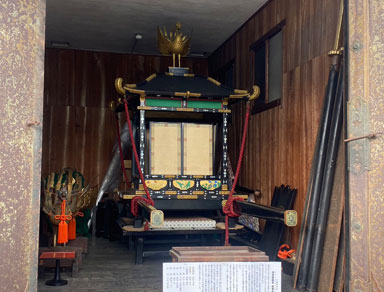 漆塗螺鈿装輦形神輿特別公開の様子