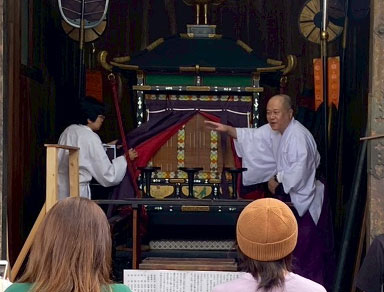 漆塗螺鈿装輦形神輿特別公開の様子